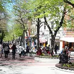 Center - Free Parking - Walk To Main Street *